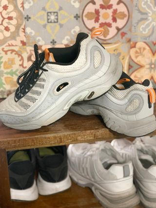 Zapatos Deportivos Grises y Blancos