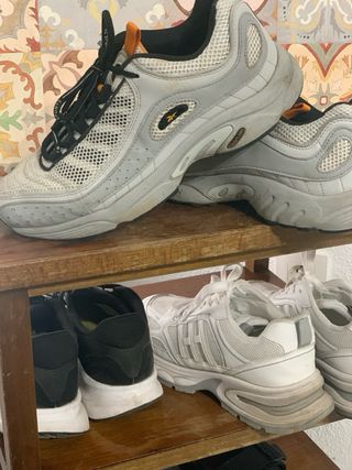 Zapatos Deportivos Grises y Blancos