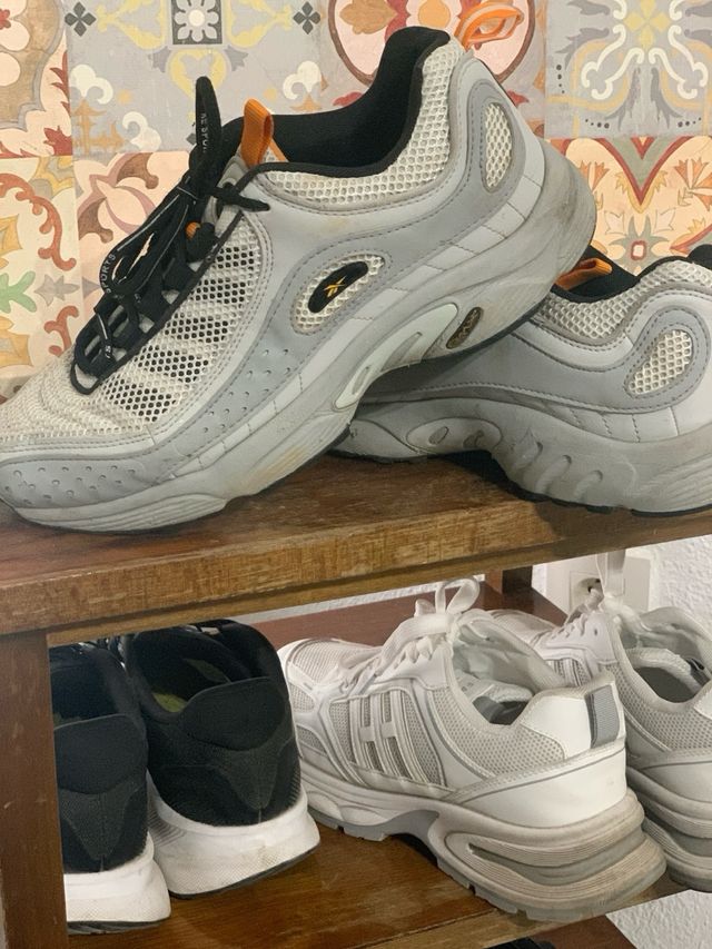 Zapatos Deportivos Grises y Blancos