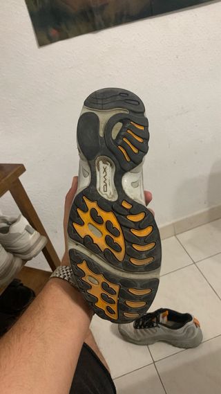 Zapatos Deportivos Grises y Blancos