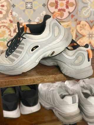 Zapatos Deportivos Grises y Blancos