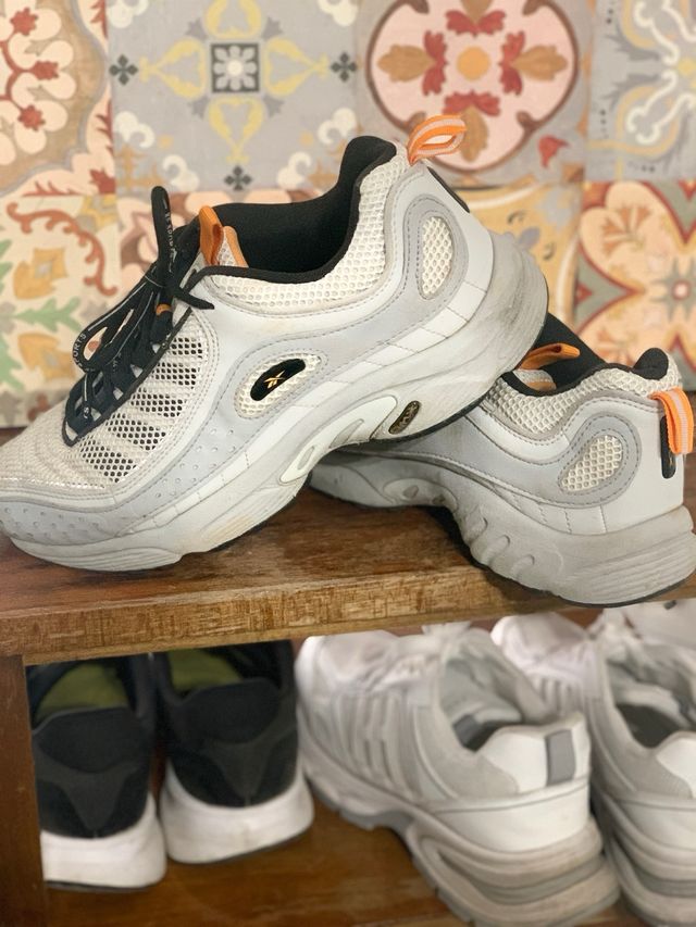 Zapatos Deportivos Grises y Blancos