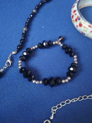 Set de un collar, 2 pulseras y un bracalete.
