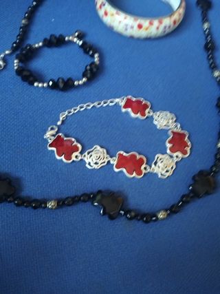 Set de un collar, 2 pulseras y un bracalete.