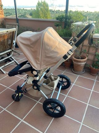 Carrito de bebé con accesorios