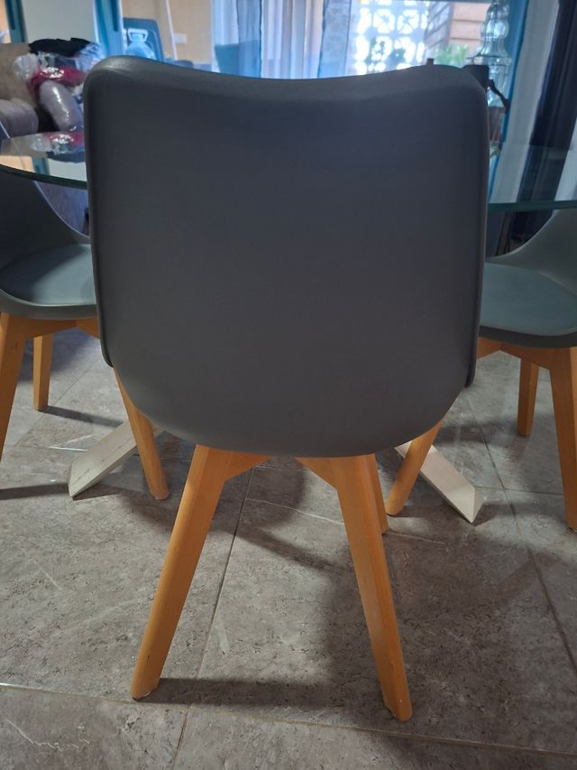 Mesa de cristal redonda con patas de madera