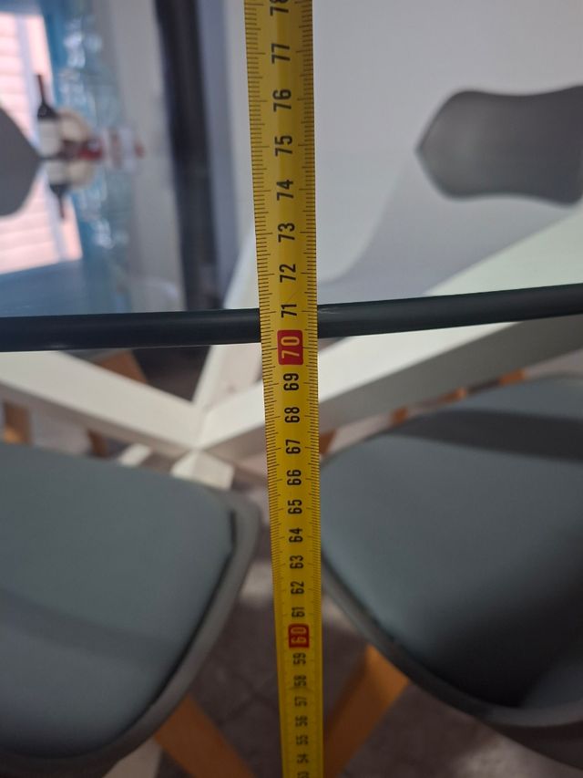 Mesa de cristal redonda con patas de madera