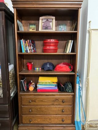 Due librerie in pino e armadio rustico