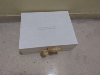 Caja de regalo blanca y dorada