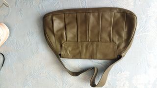 Bolso de piel con adornos dorados