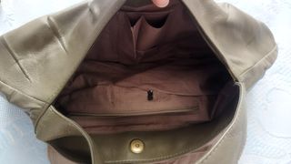 Bolso de piel con adornos dorados