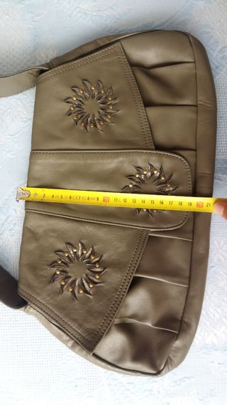 Bolso de piel con adornos dorados