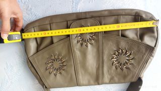 Bolso de piel con adornos dorados