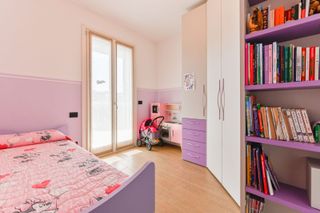 Cameretta bicolore viola e rosa