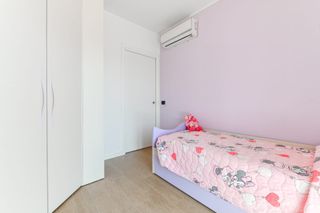 Cameretta bicolore viola e rosa