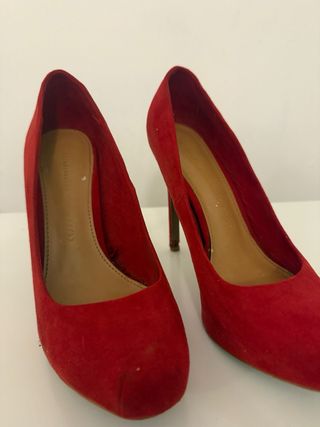Zapatos de tacón rojos de ante
