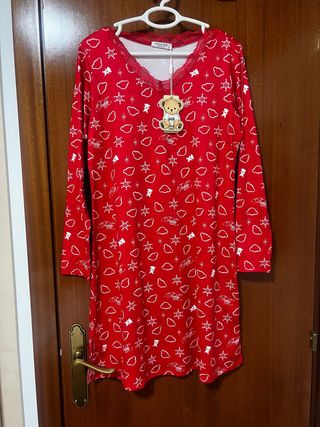Camisón rojo con ositos y nubes
