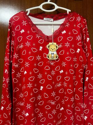 Camisón rojo con ositos y nubes
