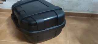Maleta Givi TRK52B Negra + anclaje SR5109