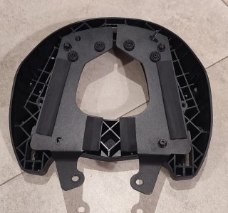 Maleta Givi TRK52B Negra + anclaje SR5109