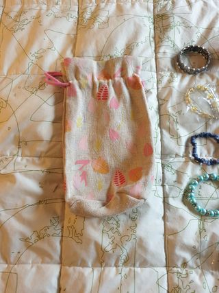 Lote de pulseras y neceser de Regalo