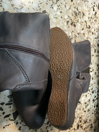 Botas altas grises oscuras