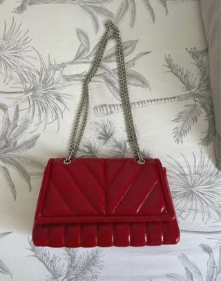 Bolso rojo acolchado con cadena