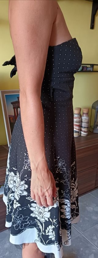 Vestido de fiesta negro con lunares
