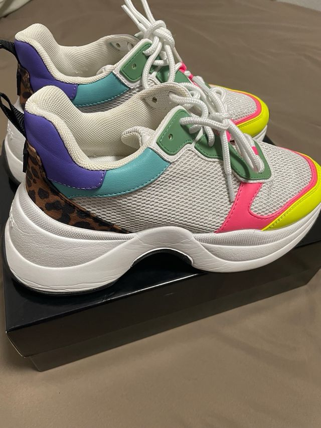 Zapatillas Guess Mujer Talla 37 - PVP 125€