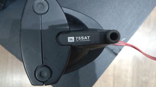 Conjunto JBL Subwoofer y Satélites.