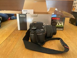 Cámara Pentax K-X con objetivo 18-55mm