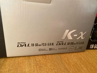 Cámara Pentax K-X con objetivo 18-55mm