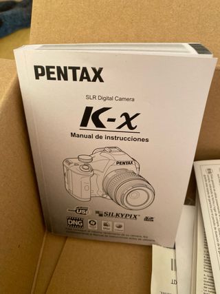 Cámara Pentax K-X con objetivo 18-55mm