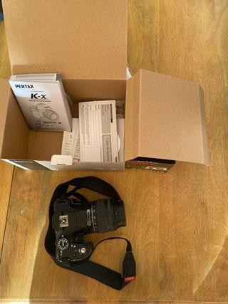 Cámara Pentax K-X con objetivo 18-55mm
