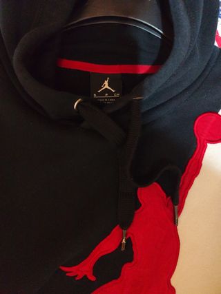 Felpa Jordan nera e rossa con logo (Calza larga)