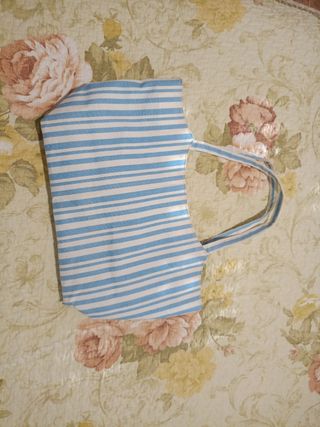Diferentes tipos de bolsos a 2 y 3 € según el bols