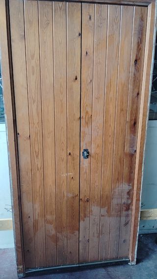 Puerta de entrada de madera
