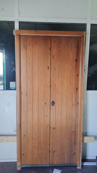 Puerta de entrada de madera