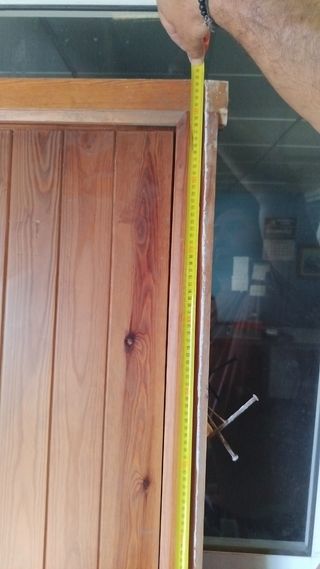 Puerta de entrada de madera