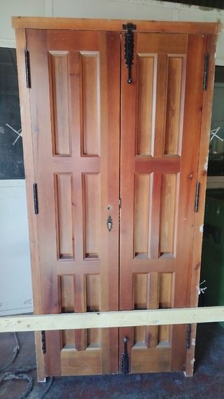 Puerta de entrada de madera