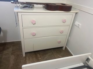 Cómoda infantil Ikea blanca con tiradores rosas