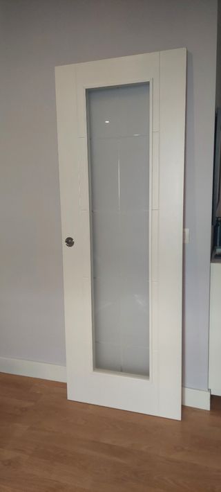 Puerta corredera blanca con cristal