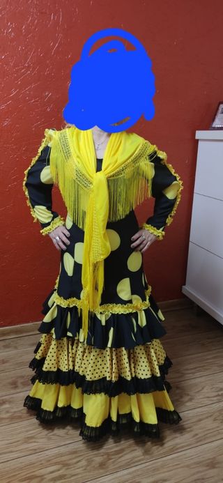 Vestido de sevillanas con pañuelo