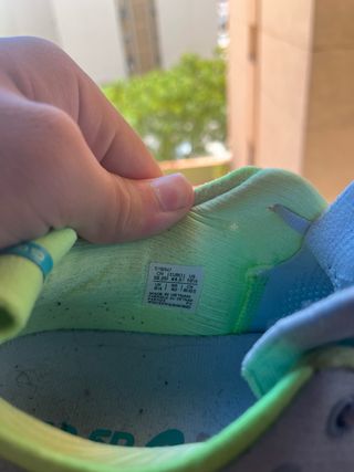 Zapatillas ASICS blancas y verdes