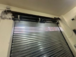 Puerta enrollable con motor nuevo