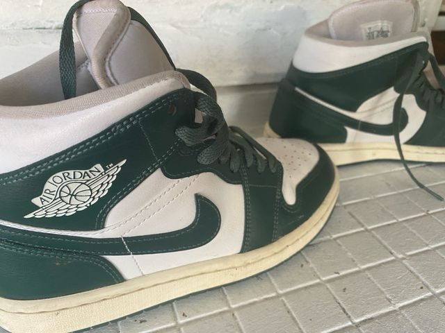 Zapatillas Air Jordan 1 Mid Verdes y Blancas
