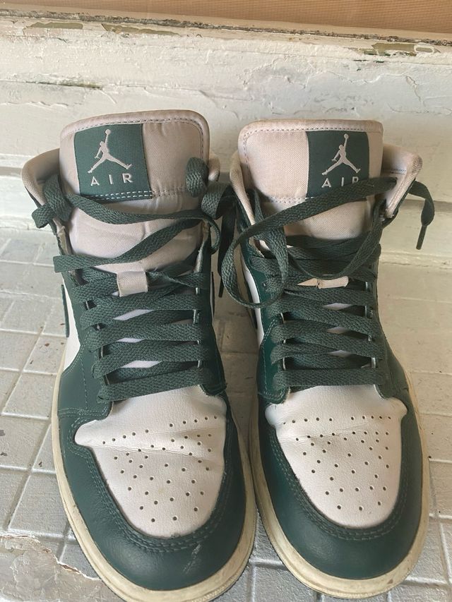 Zapatillas Air Jordan 1 Mid Verdes y Blancas
