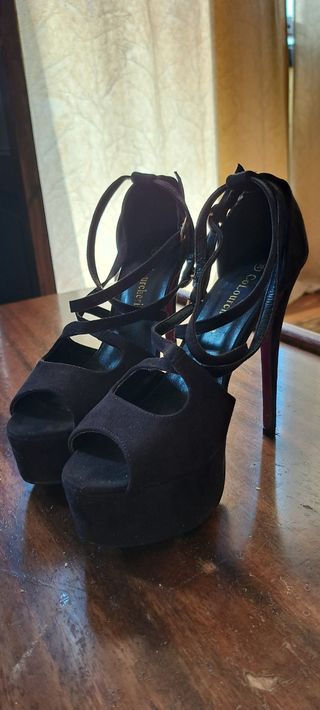 Zapatos de tacón negros con plataforma