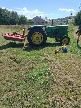 Se desbrozan fincas con tractor y a mano