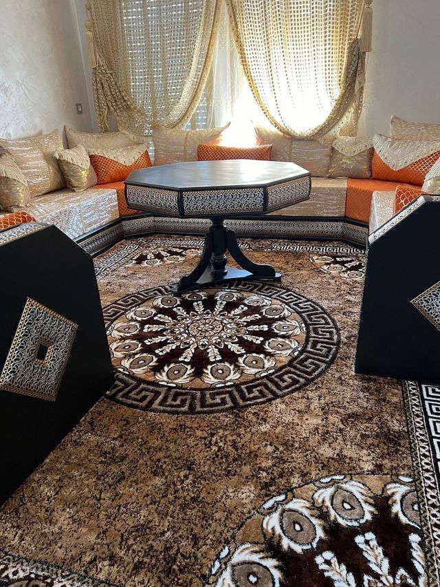 Salón Marroquí: Sofá y Mesa